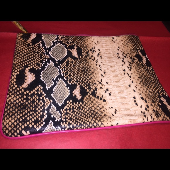 Estée Lauder’s Embossed Snake Print Makeup Bag - Picture 4 of 10